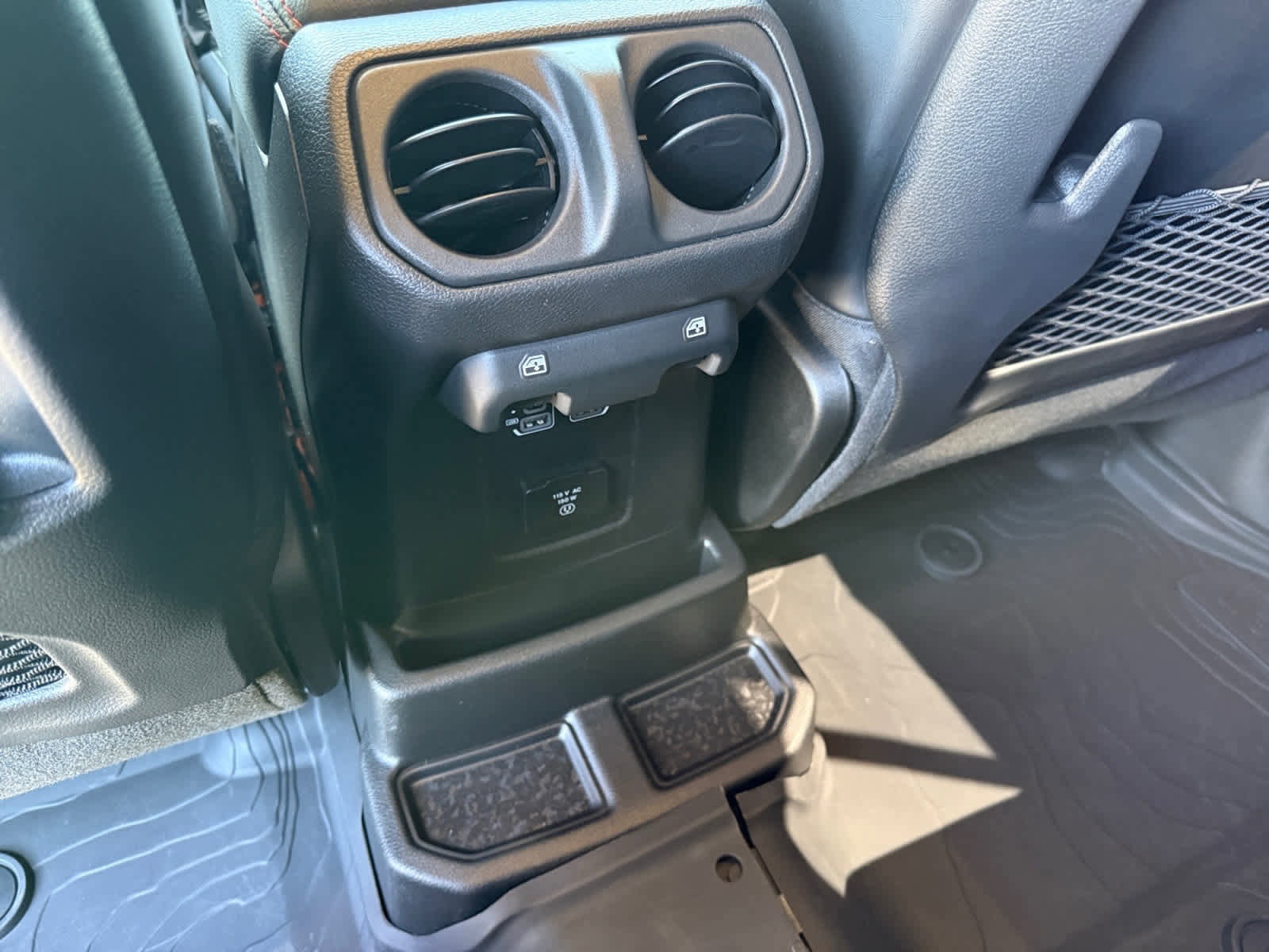 Used 2025 Jeep Wrangler Unlimited Rubicon AWD/4WD image 16