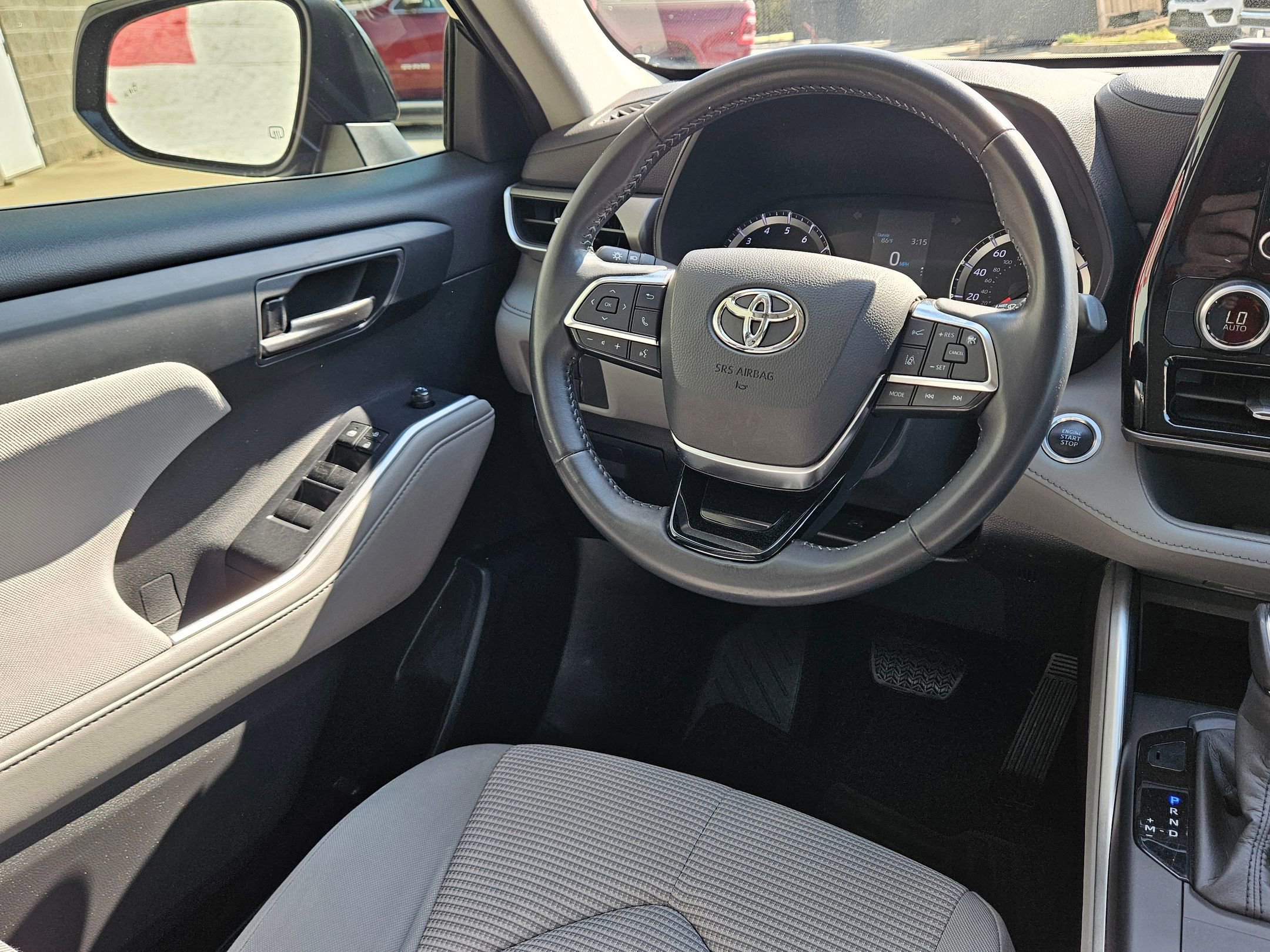 Used 2020 Toyota Highlander LE image 9