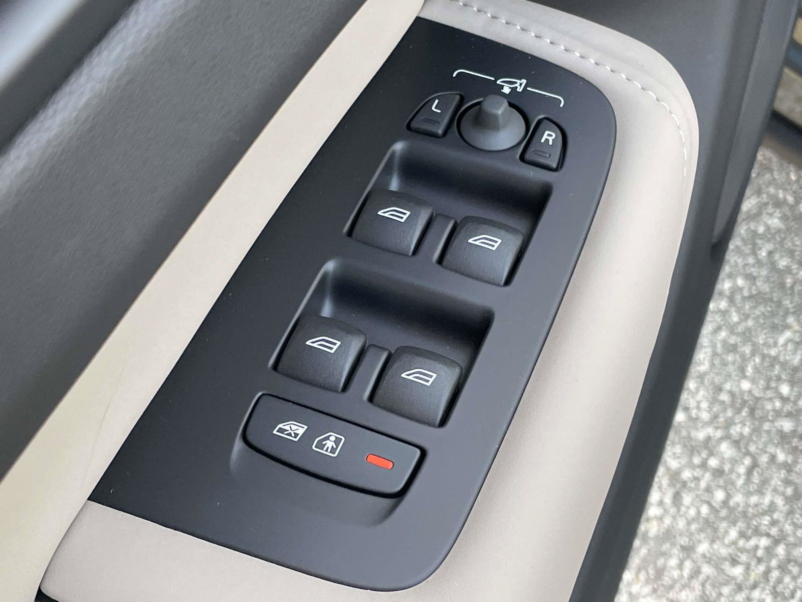 New 2027 Volvo XC60 B5 Plus AWD/4WD image 6