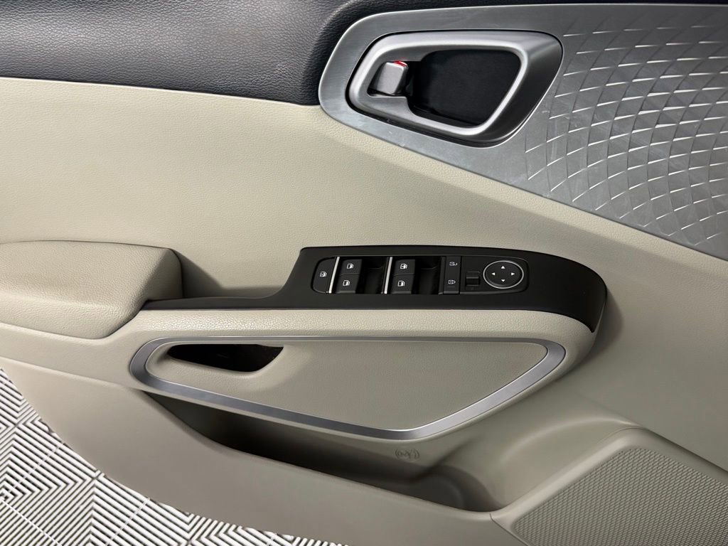 Used 2025 Kia Soul LX image 25