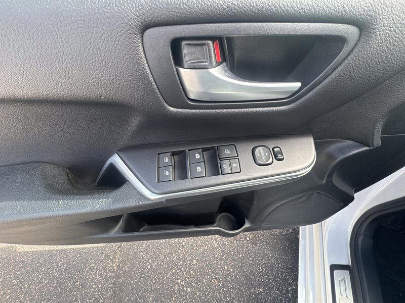 Used 2017 Toyota Camry SE w/ Protection Package (Q2) FWD image 10