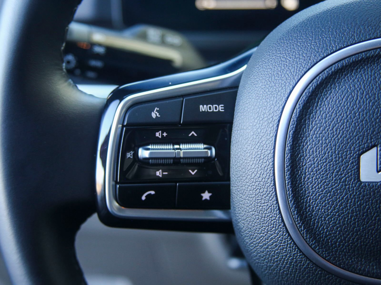 Used 2025 Kia Carnival EX image 18