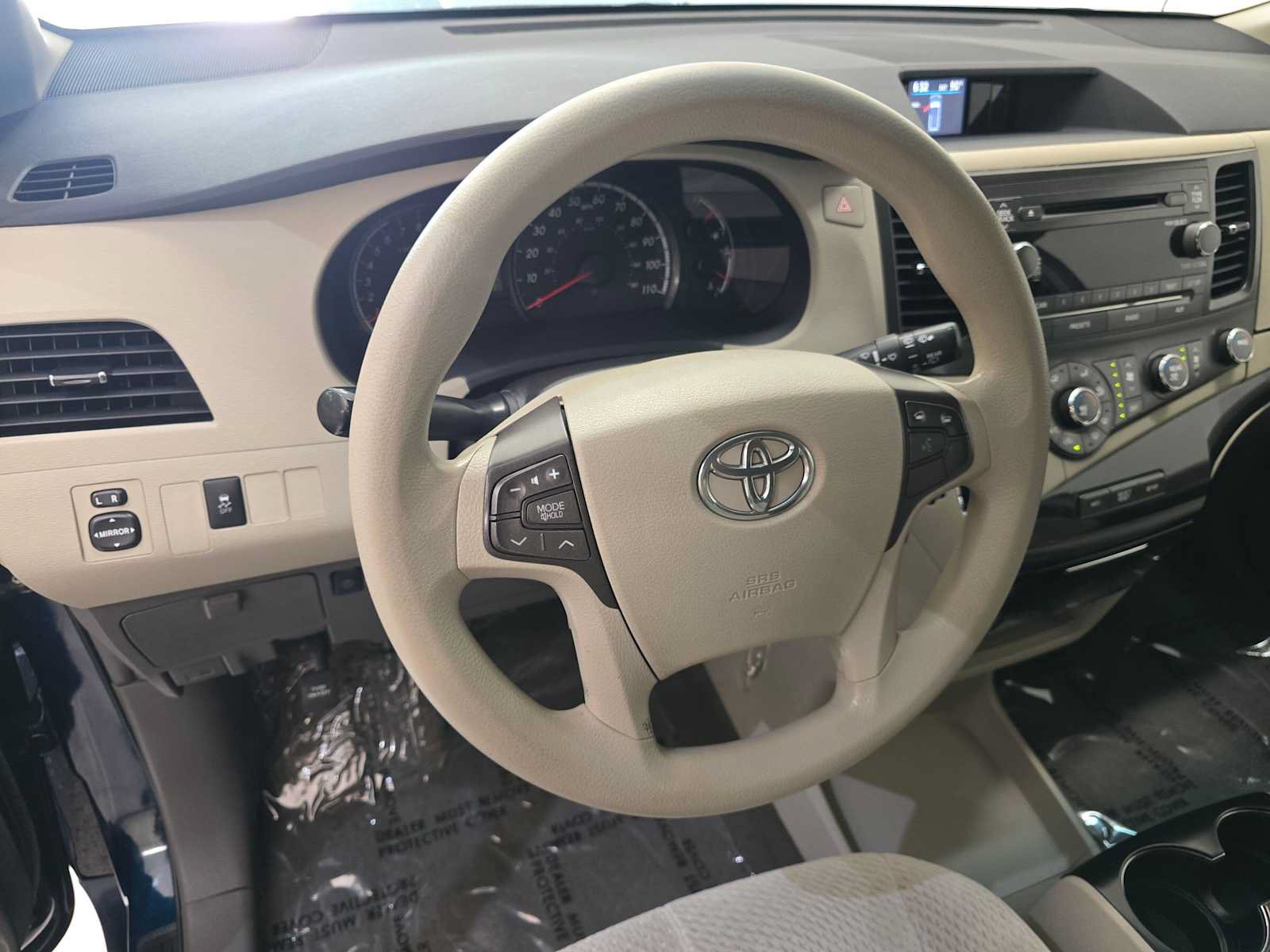 Used 2011 Toyota Sienna LE w/ Towing Pkg AWD/4WD image 2