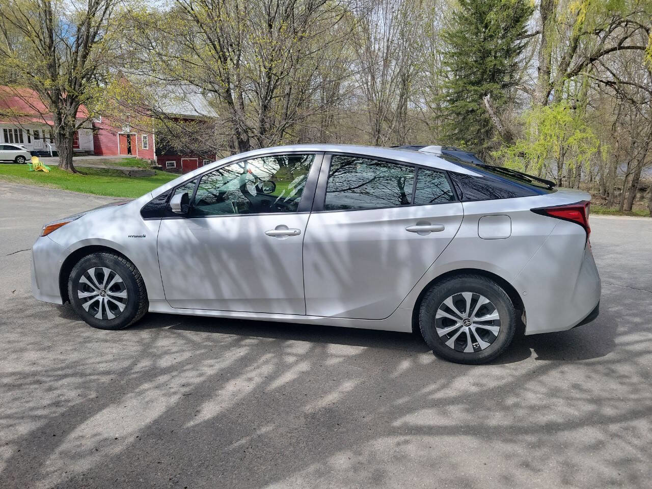 Used 2020 Toyota Prius LE AWD/4WD image 2