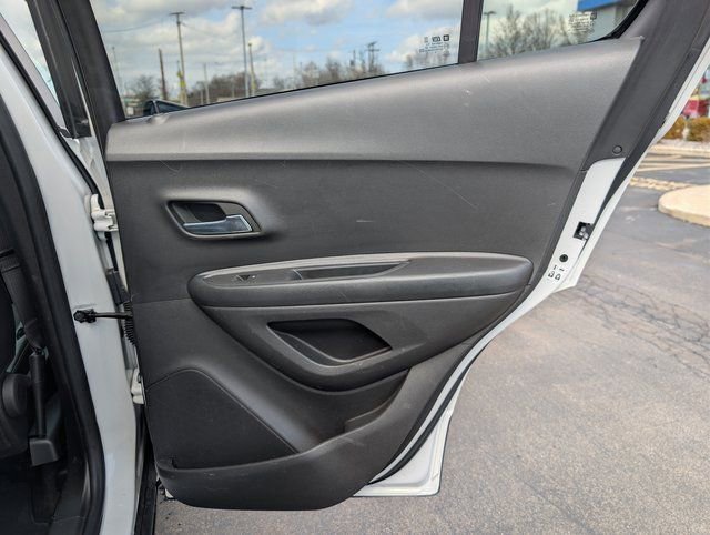 Used 2022 Chevrolet Trax LT w/ LT Convenience Package image 18