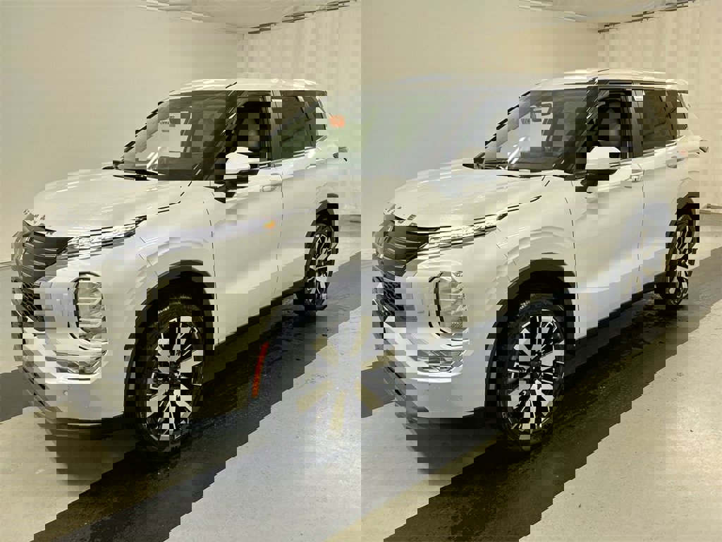 New 2025 Mitsubishi Outlander SE image 4