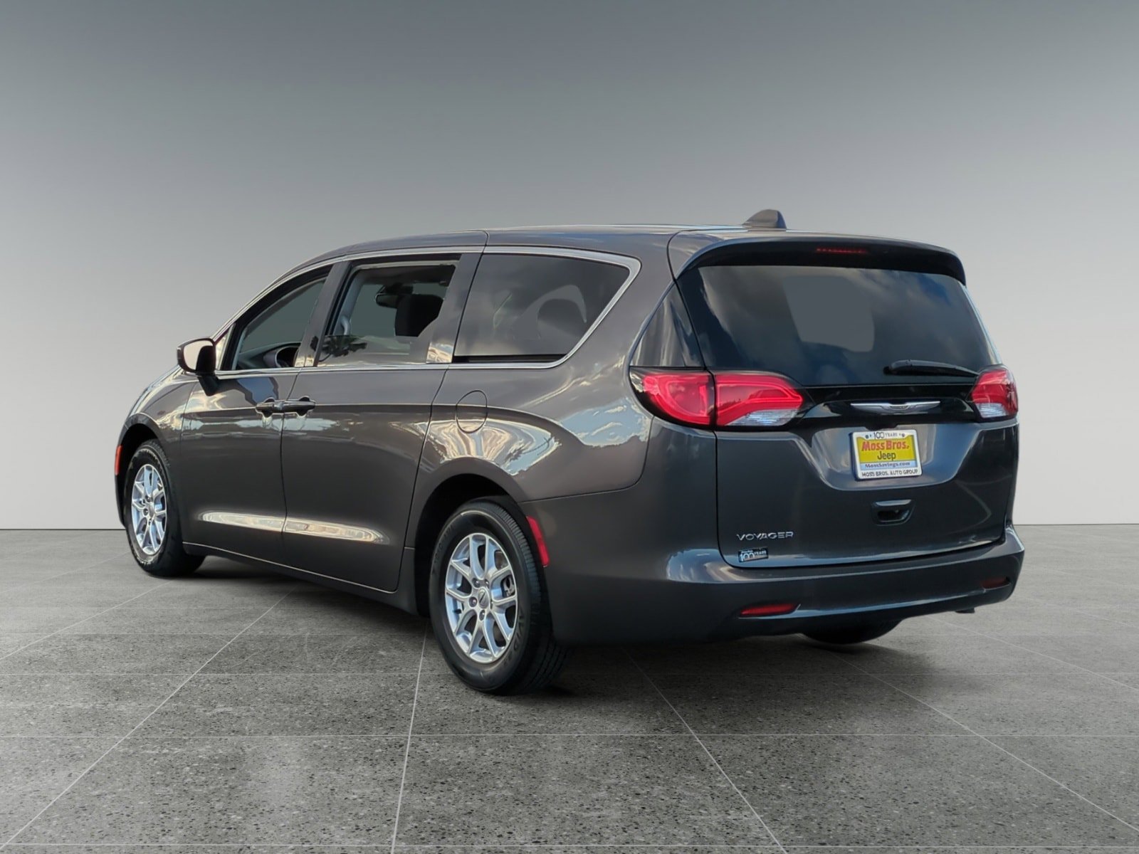 Used 2023 Chrysler Voyager LX image 3