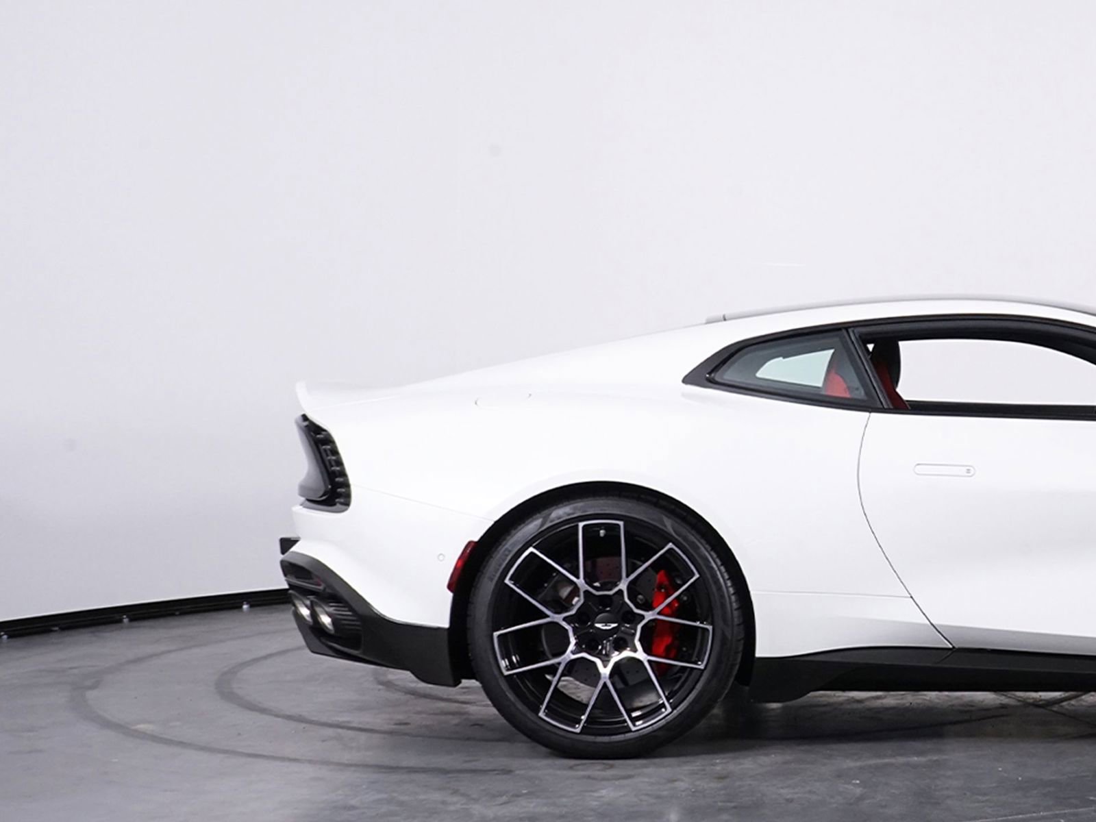 Used 2025 Aston Martin Vanquish image 14