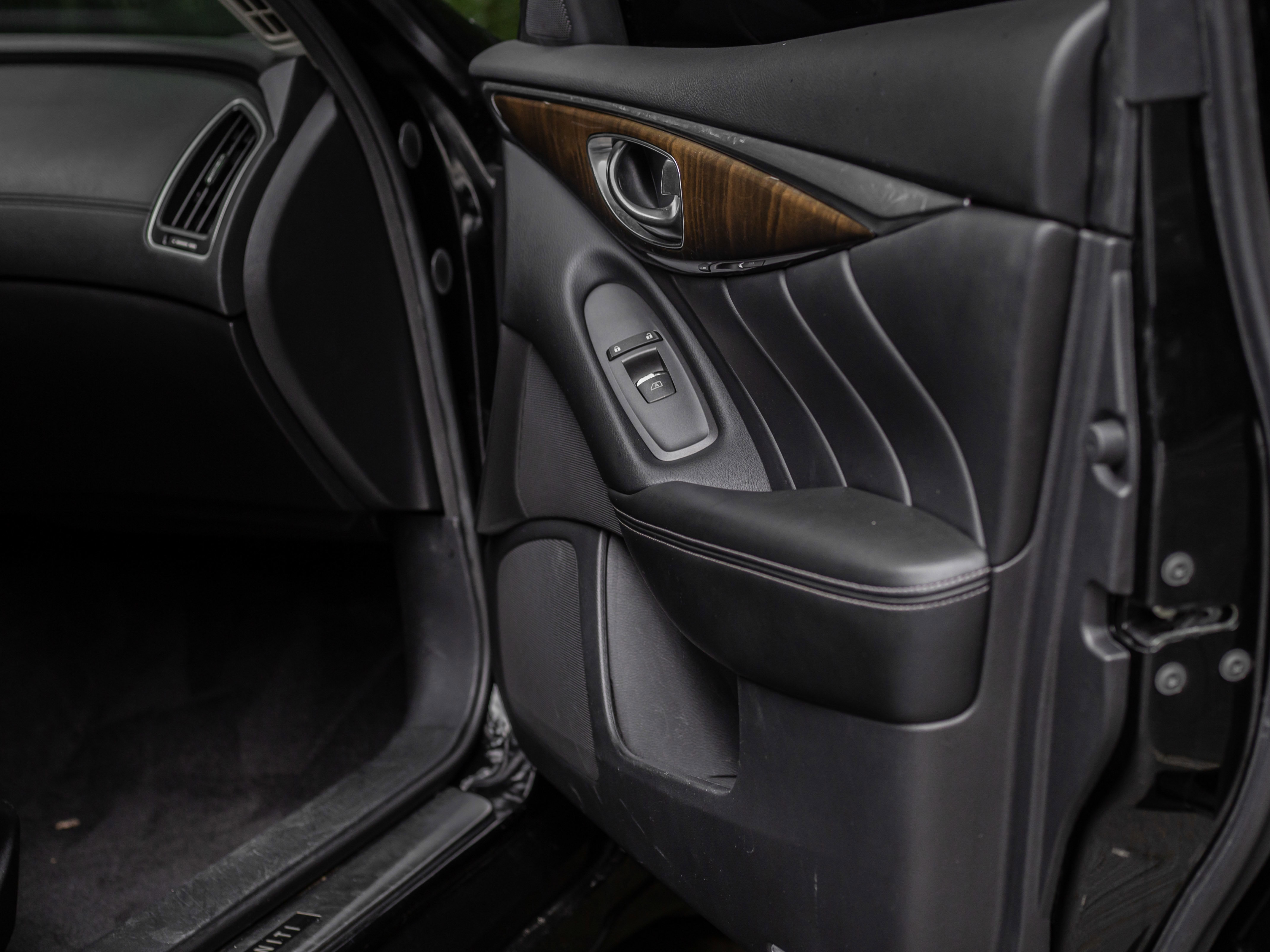 Used 2019 INFINITI Q50 Luxe w/ Essential Package (3.0T Luxe) image 17