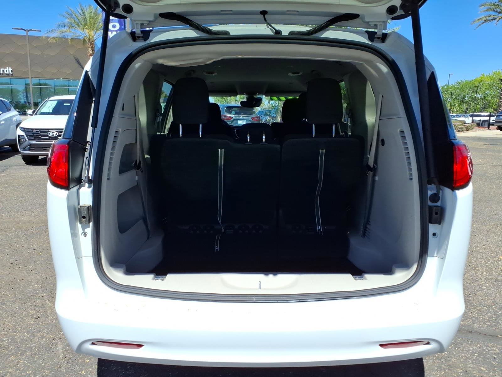 Used 2023 Chrysler Voyager LX image 10