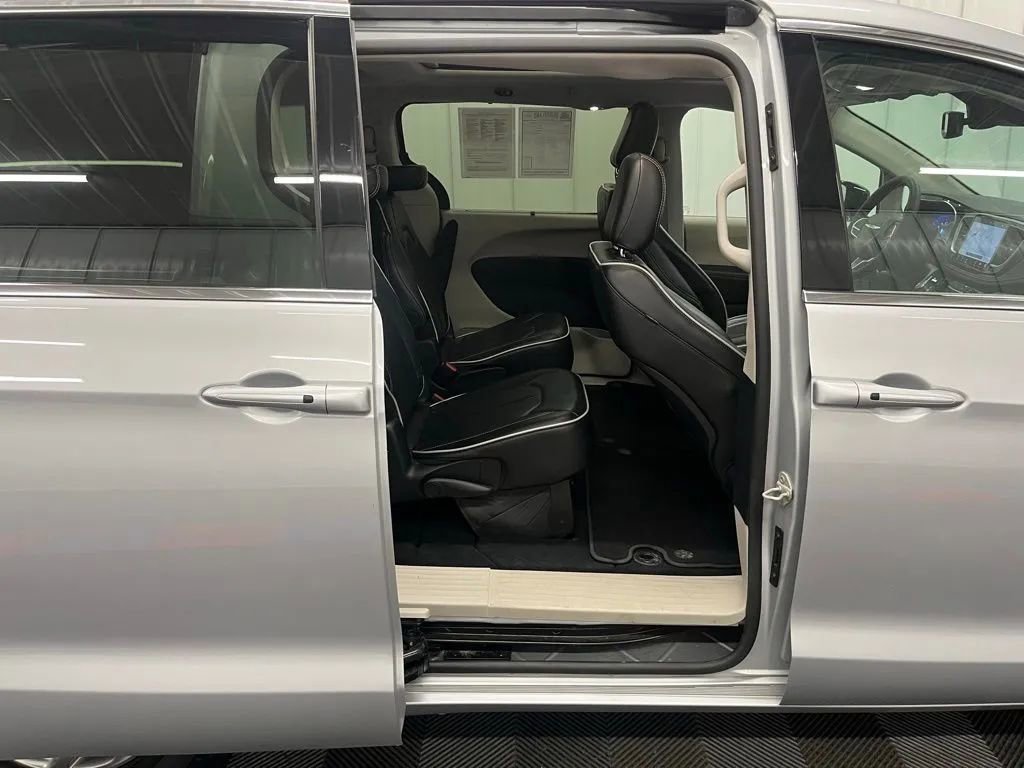 Used 2024 Chrysler Pacifica Limited image 22