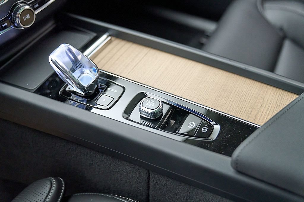 New 2026 Volvo XC60 T8 Ultra w/ Climate Package AWD/4WD image 18