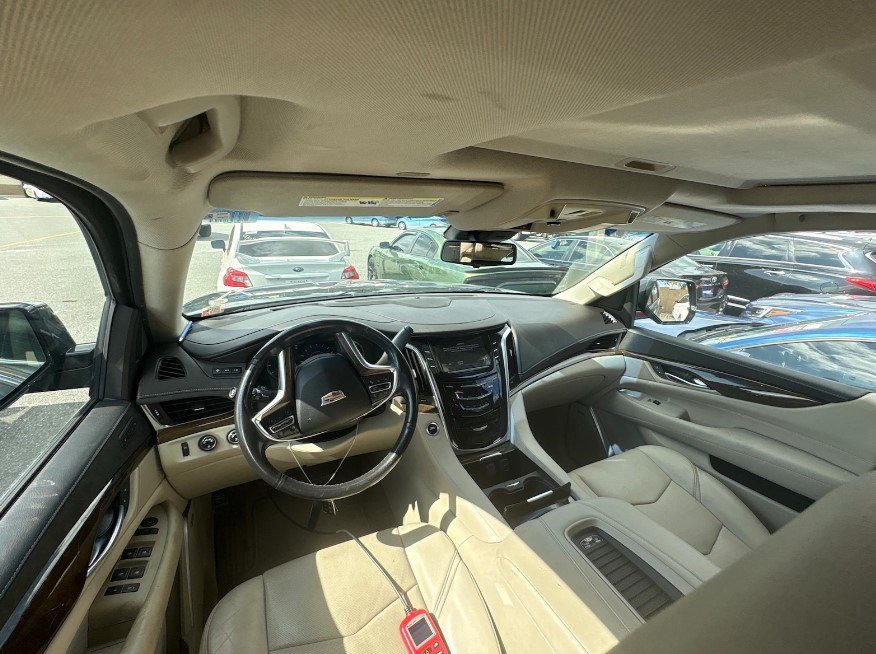 Used 2019 Cadillac Escalade Luxury AWD/4WD image 3