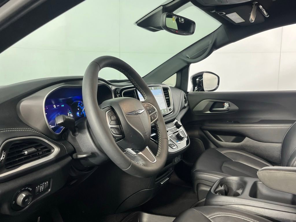 Used 2025 Chrysler Pacifica Select w/ Uconnect Theater Family Group image 22