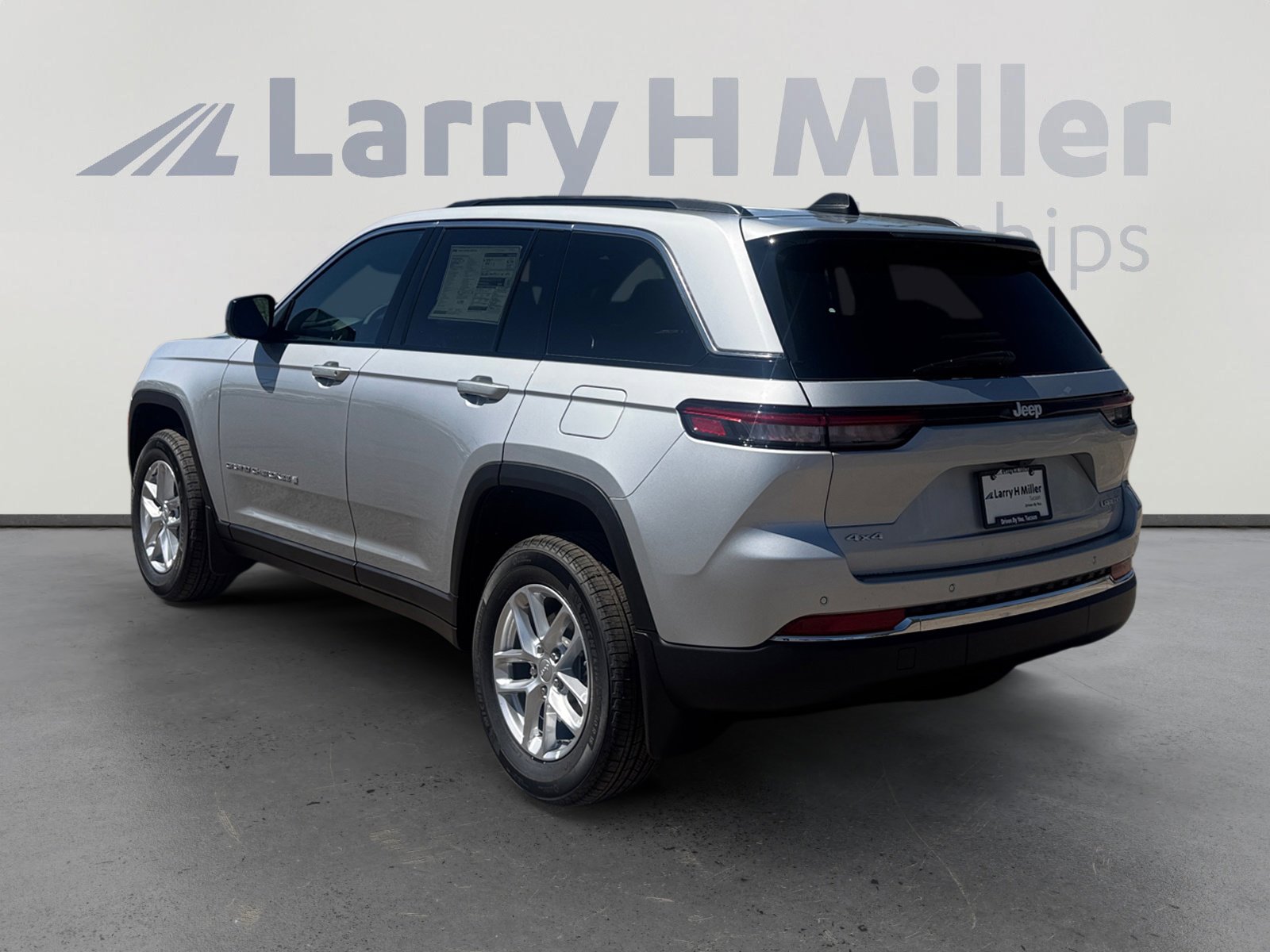 New 2026 Jeep Grand Cherokee Laredo w/ MOPAR Finishing Package AWD/4WD image 3