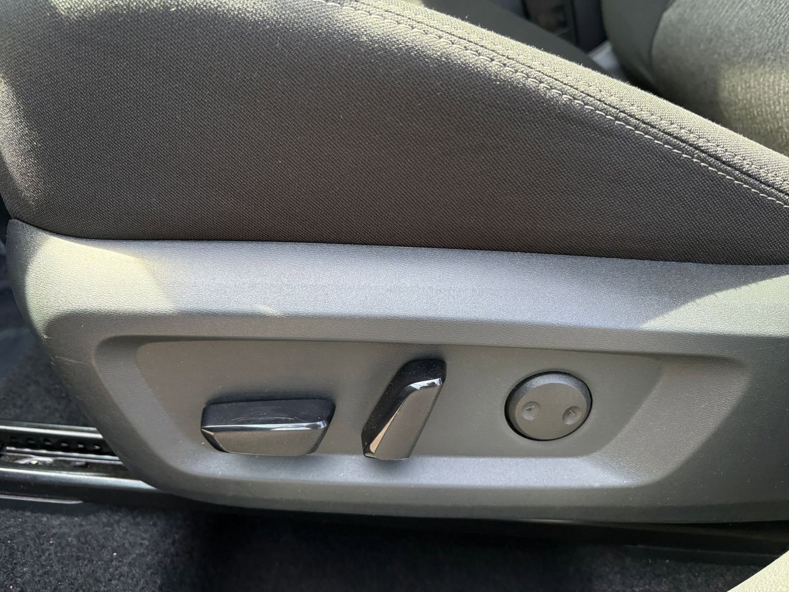 Used 2025 Nissan Rogue SV image 22