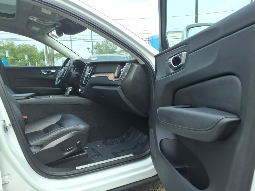Used 2021 Volvo XC60 T5 Momentum w/ Climate Package AWD/4WD image 11