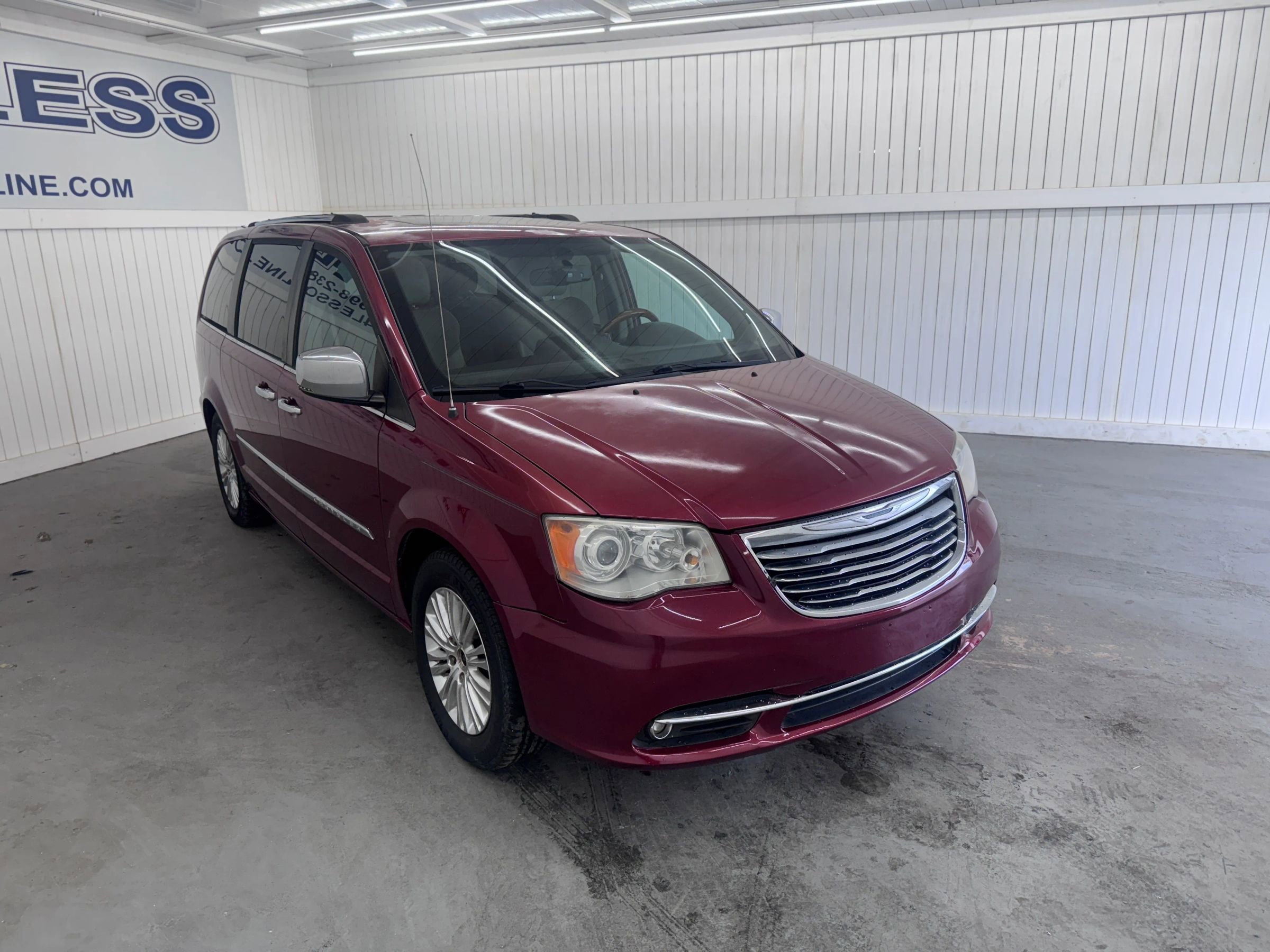 Used 2012 Chrysler Town & Country Limited w/ Luxury Group image 3