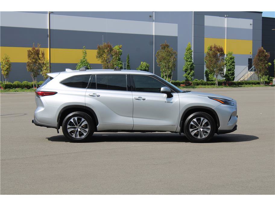 Used 2021 Toyota Highlander XLE AWD/4WD image 4