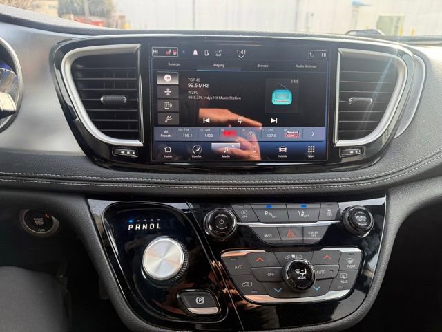 Used 2023 Chrysler Pacifica Touring image 18