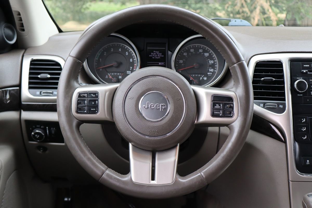 Used 2013 Jeep Grand Cherokee Laredo w/ Laredo E Group AWD/4WD image 18