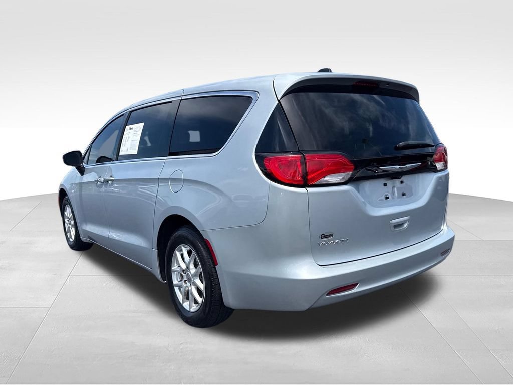 Used 2022 Chrysler Voyager LX FWD image 3