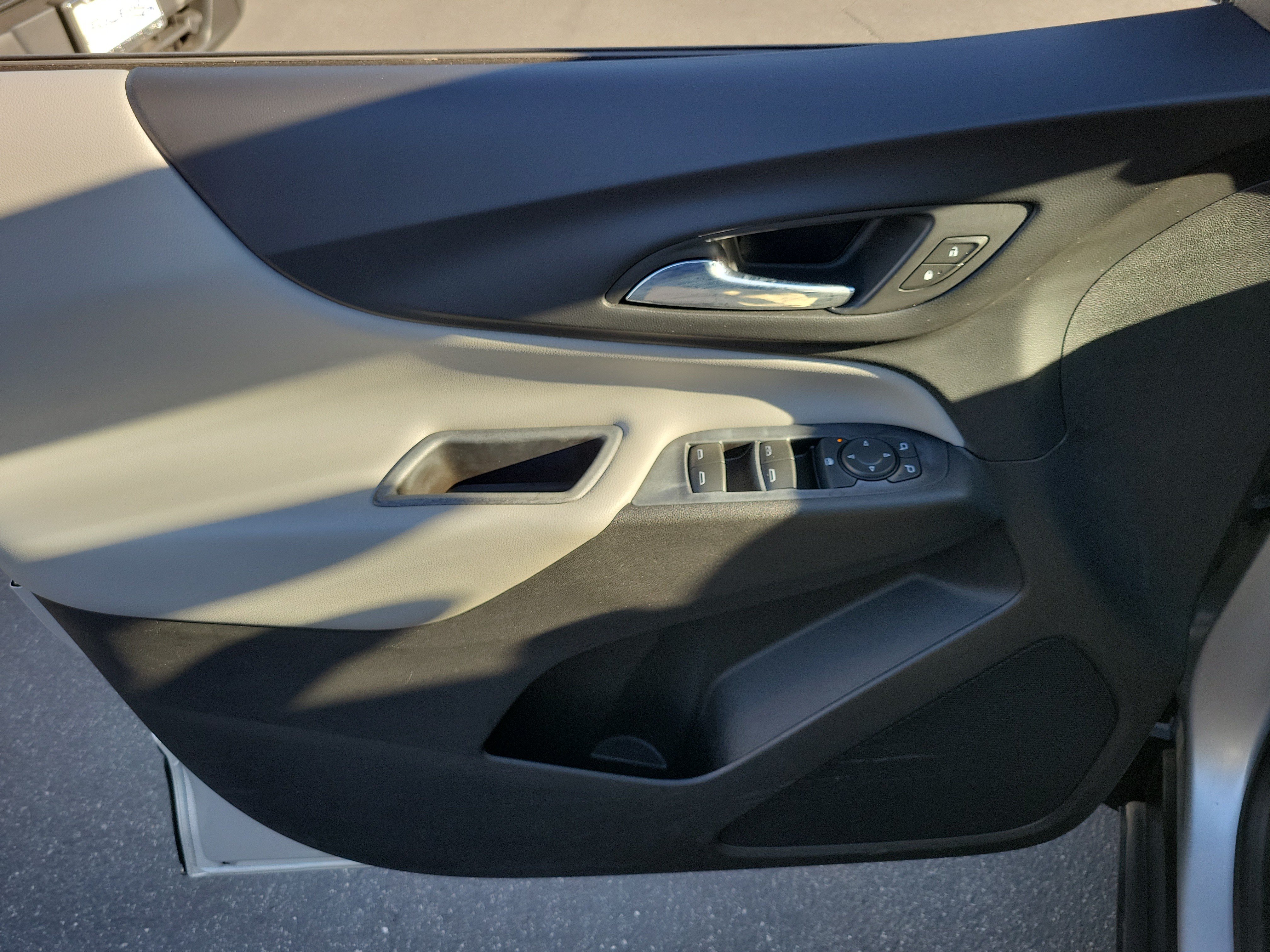 Used 2018 Chevrolet Equinox LS FWD image 10