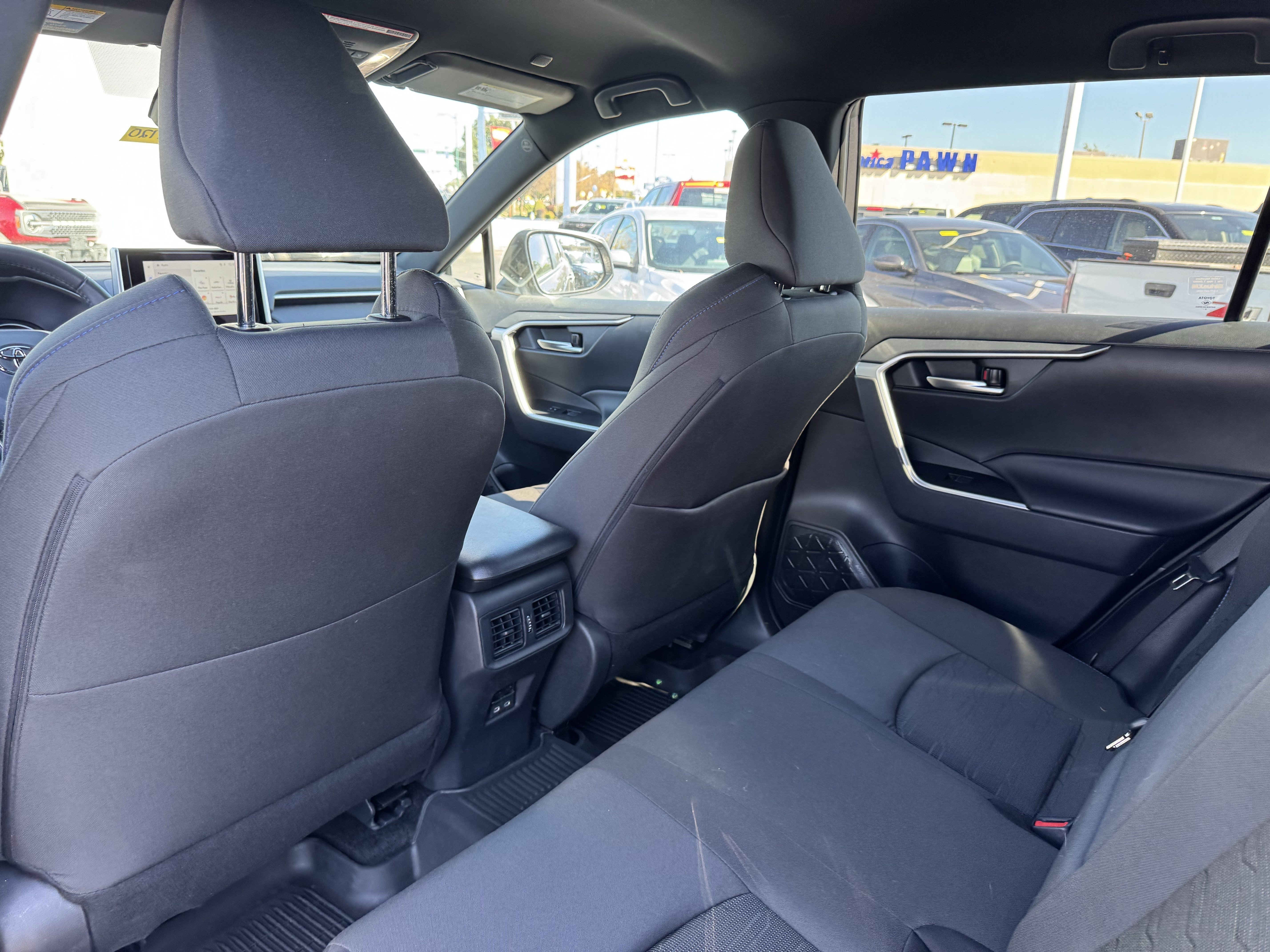 Used 2025 Toyota RAV4 SE image 32