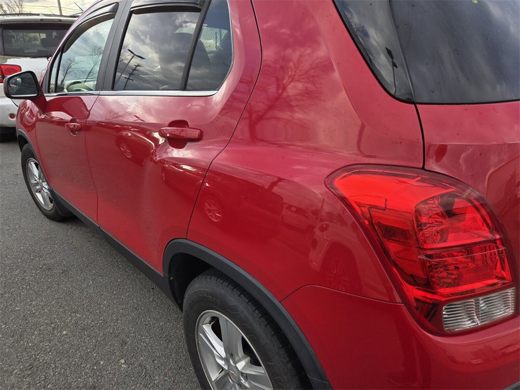 Used 2016 Chevrolet Trax LT w/ LT Sun and Sound Package image 5