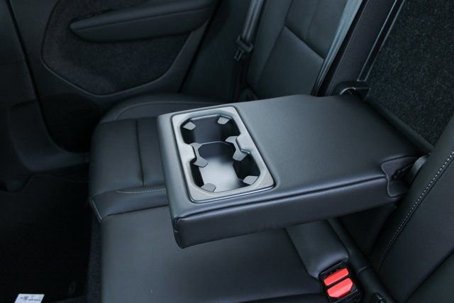 Used 2025 Volvo XC40 B5 Plus image 34