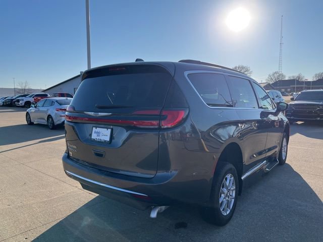 Used 2022 Chrysler Pacifica Touring-L image 5