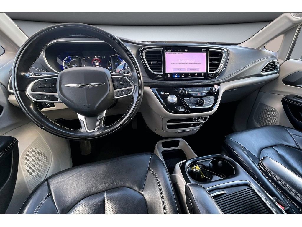 Used 2022 Chrysler Pacifica Touring-L image 16