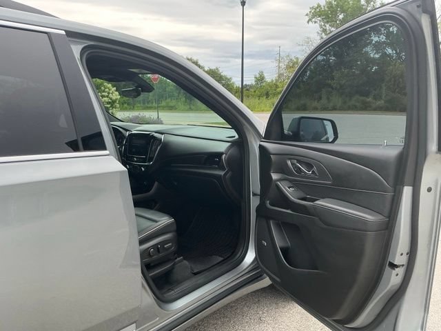 Used 2023 Chevrolet Traverse Premier FWD image 17