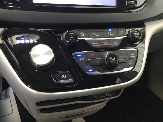 Used 2021 Chrysler Pacifica Touring-L FWD image 29