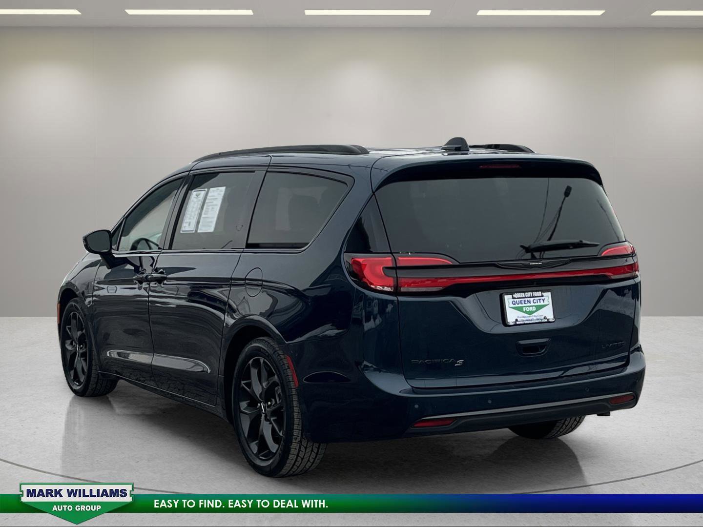 Used 2025 Chrysler Pacifica Limited image 5