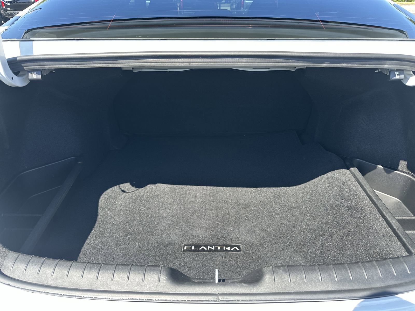 Used 2025 Hyundai Elantra SE FWD image 32