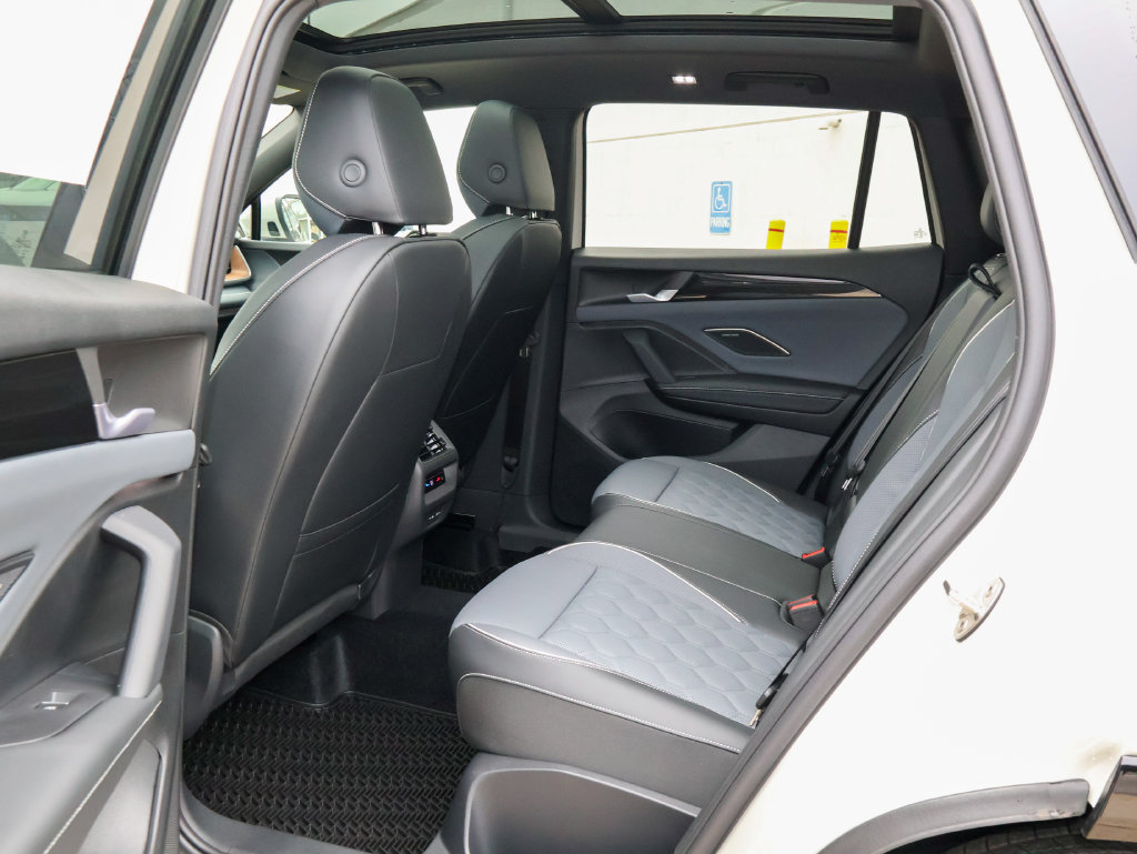 New 2027 Volkswagen Tiguan SEL R-Line AWD/4WD image 16