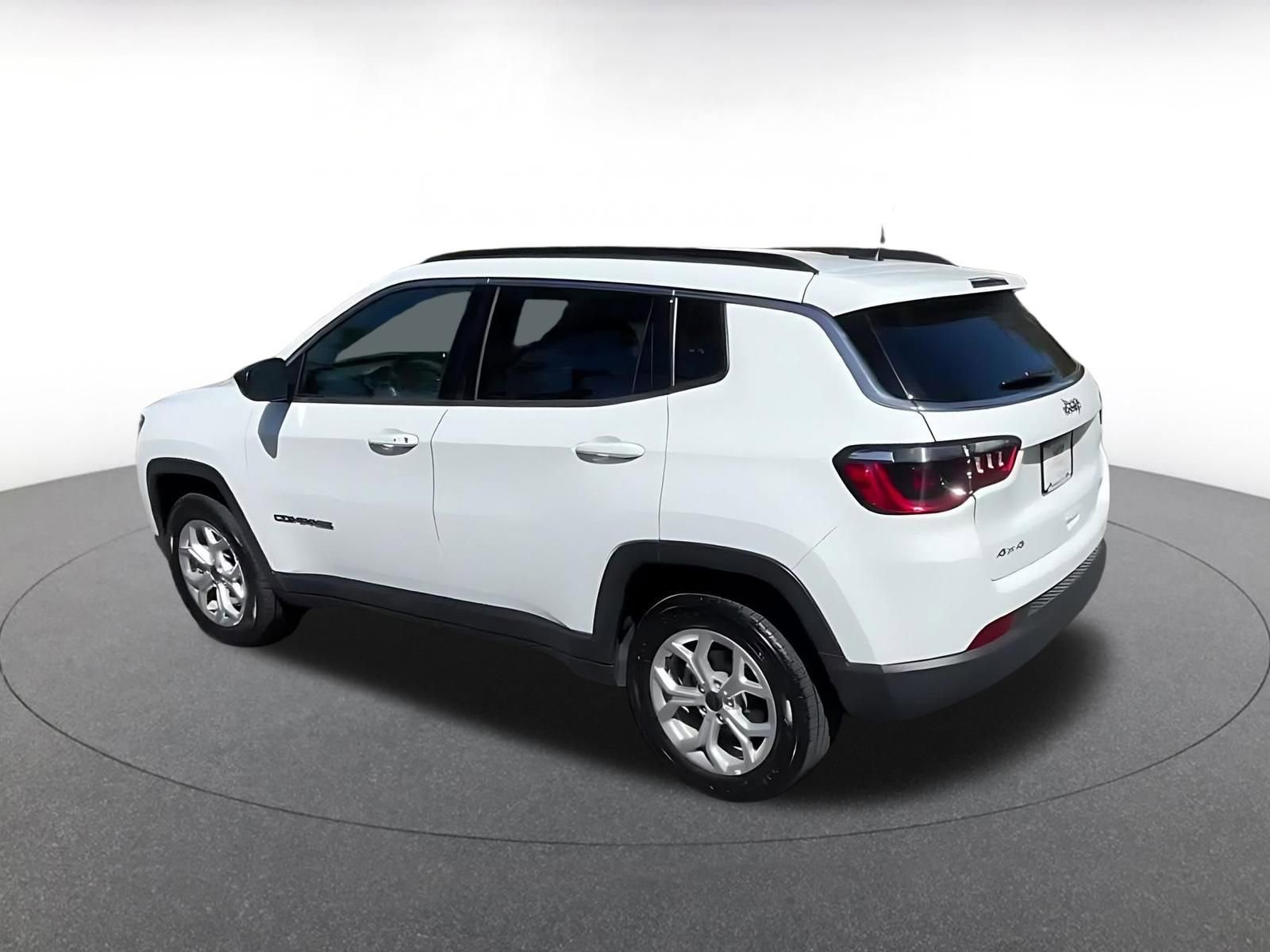 Used 2025 Jeep Compass Latitude image 11