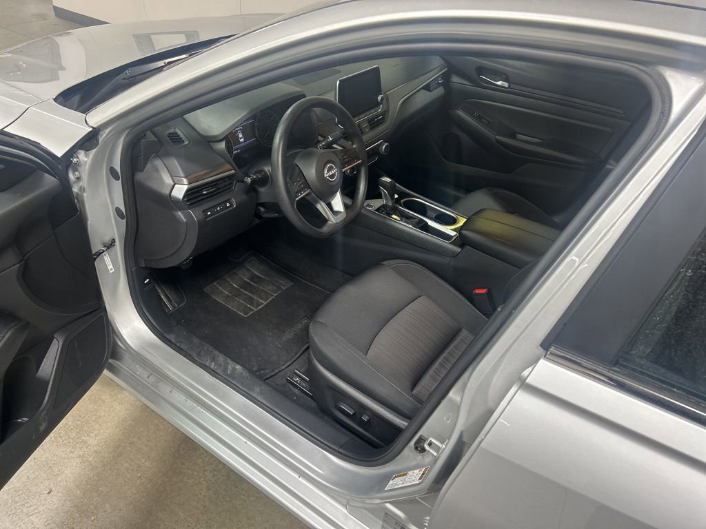 Used 2024 Nissan Altima 2.5 SV image 2