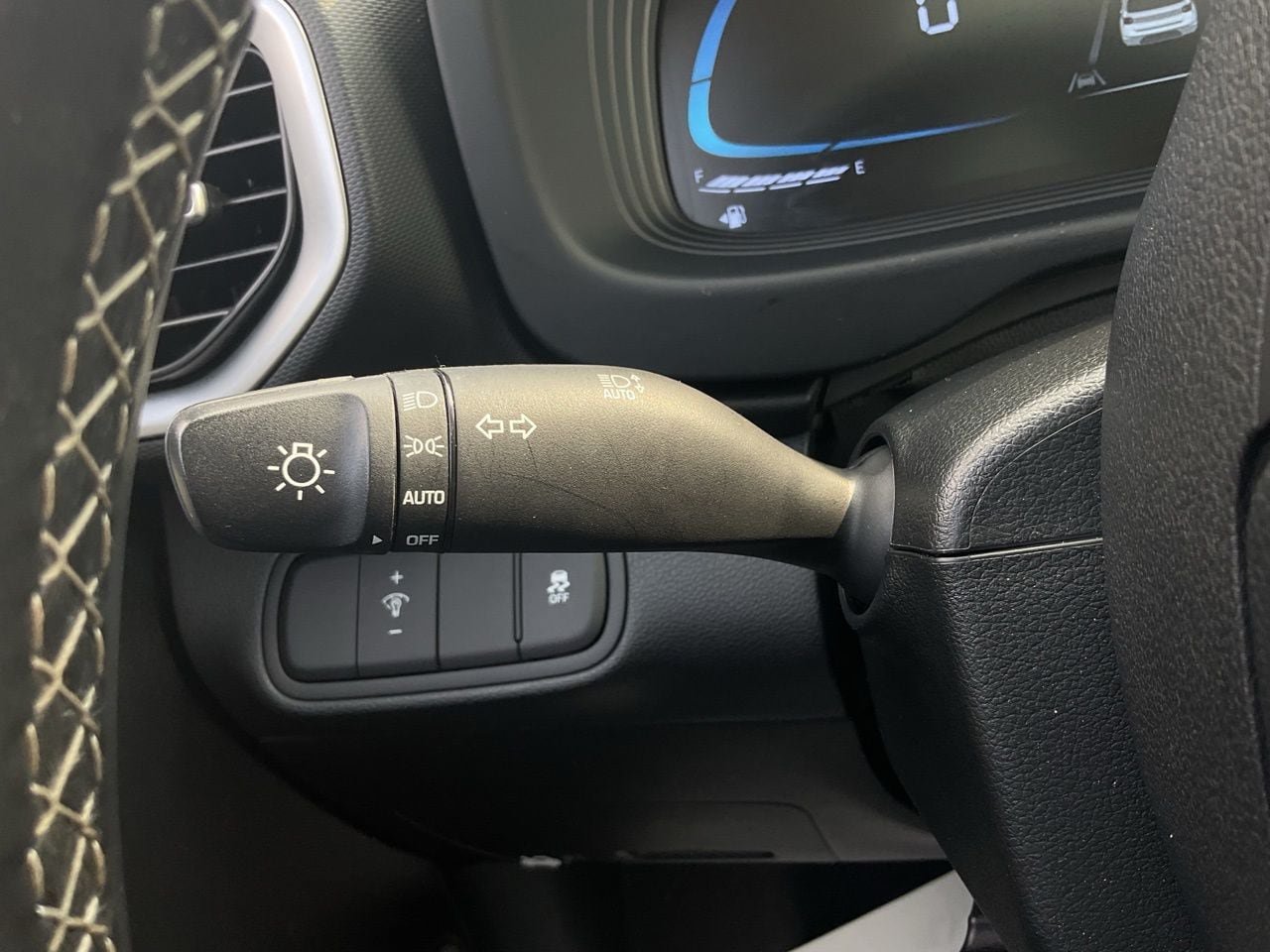Used 2025 Hyundai Venue SEL FWD image 31