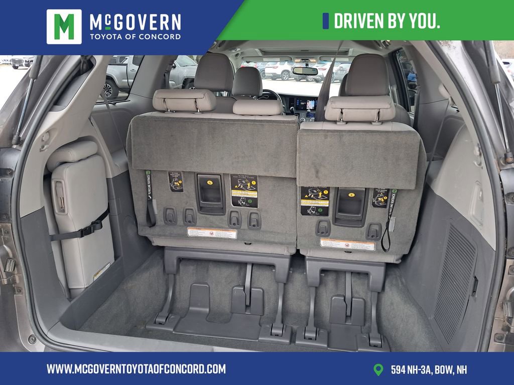 Used 2015 Toyota Sienna XLE w/ XLE Navigation Package FWD image 4