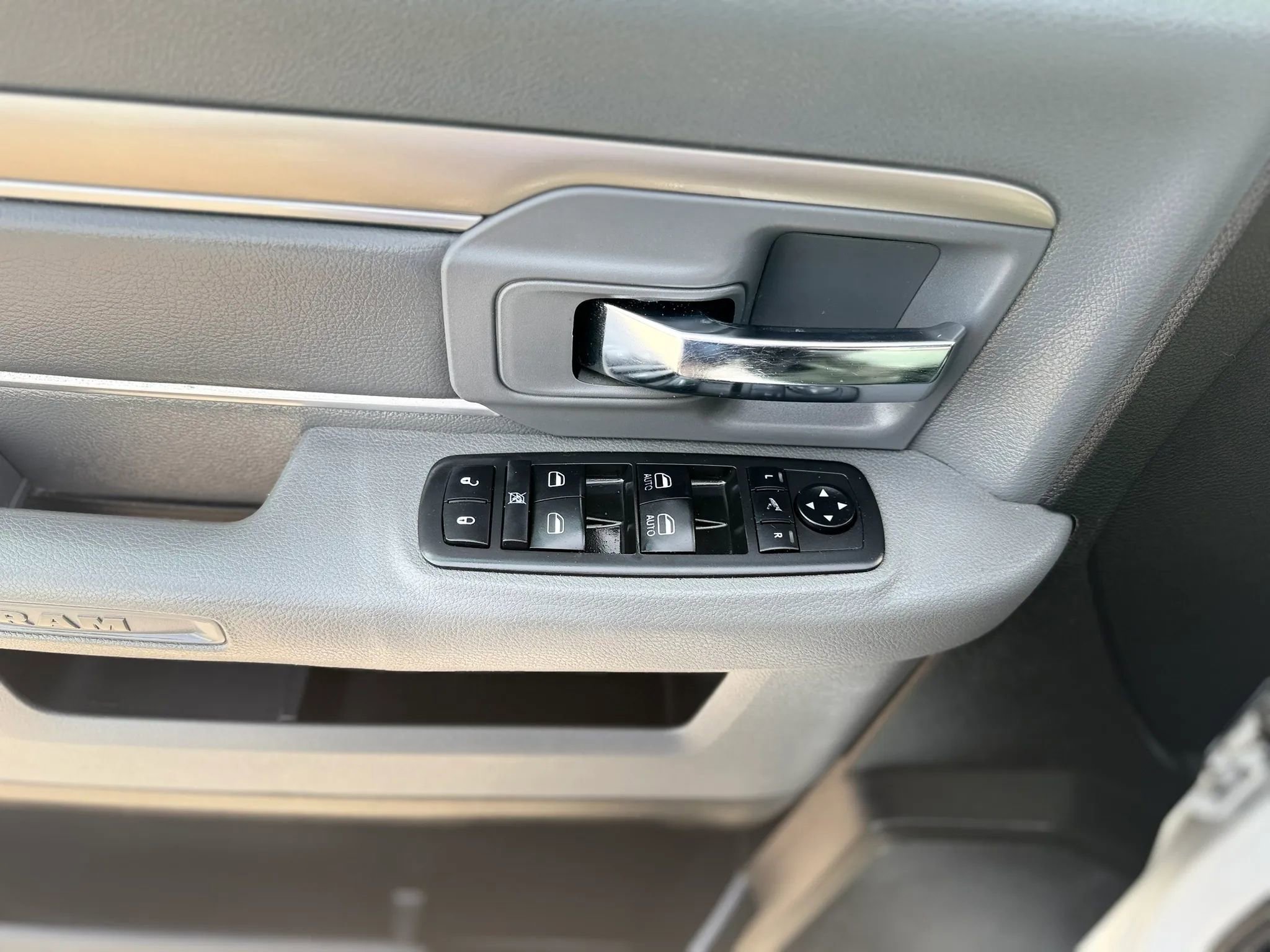 Used 2018 RAM 1500 SLT AWD/4WD image 10