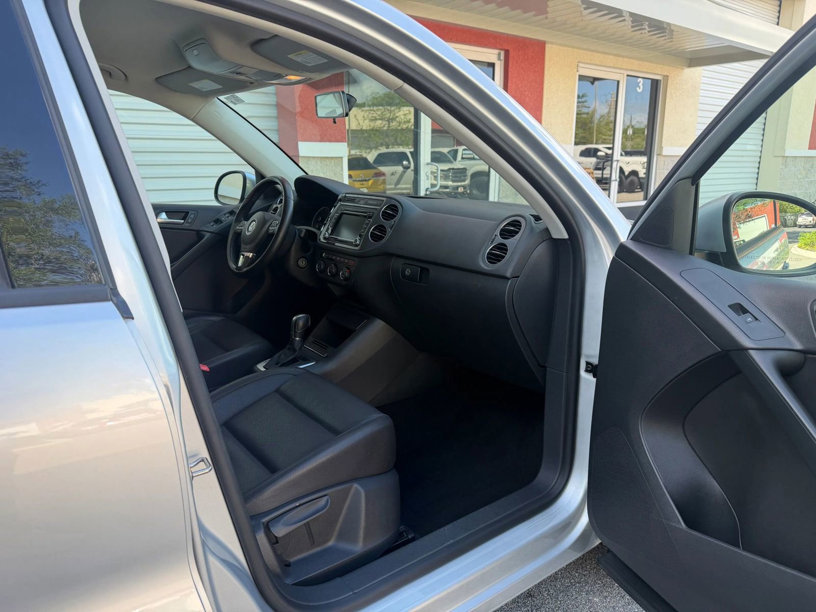 Used 2015 Volkswagen Tiguan SE image 22