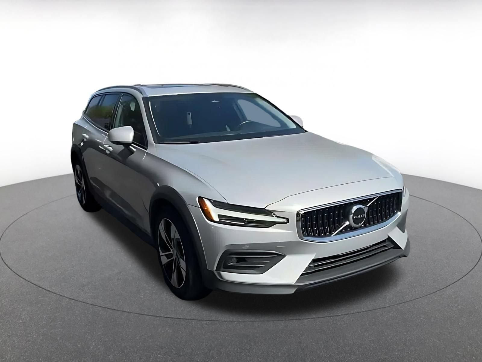 Used 2025 Volvo V60 B5 Cross Country Plus AWD/4WD image 3
