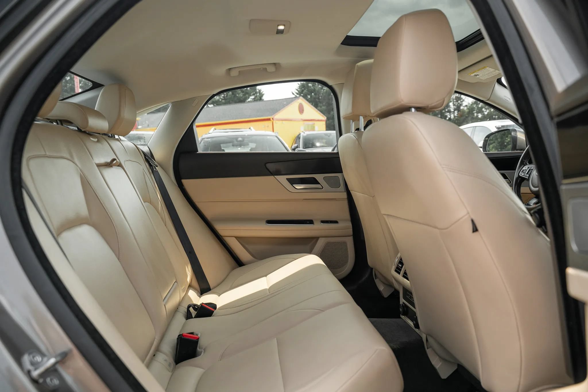 Used 2017 Jaguar XF Premium AWD/4WD image 11