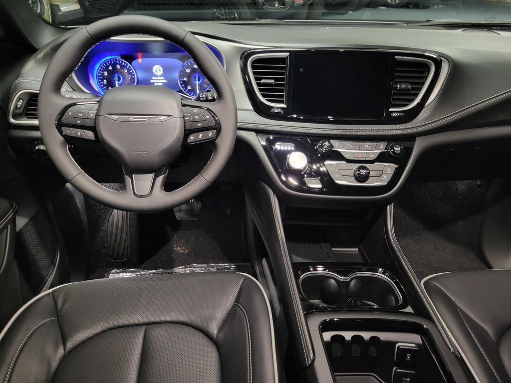 New 2027 Chrysler Pacifica Limited FWD image 4