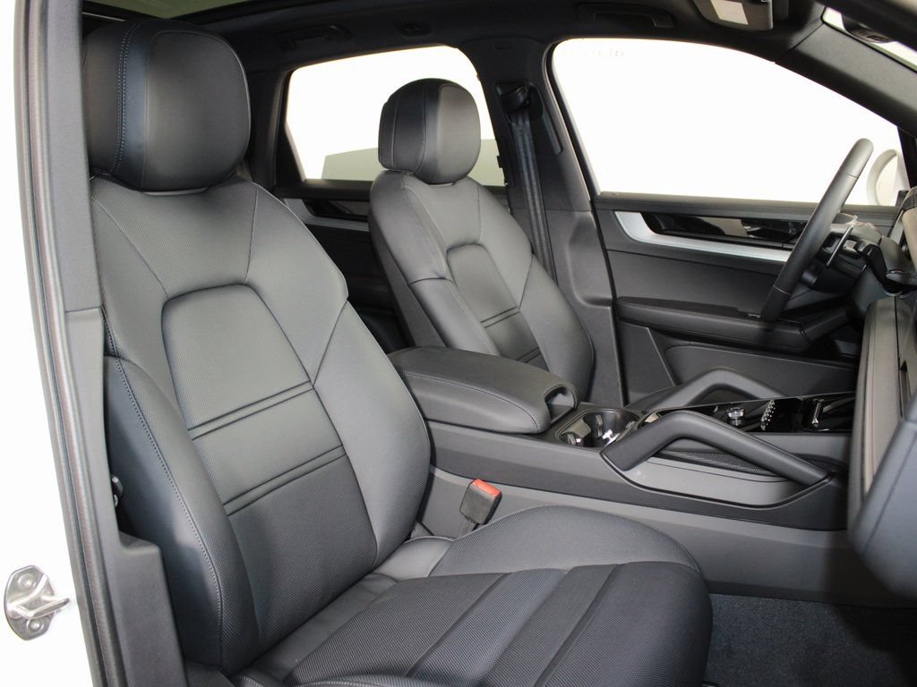 Certified 2026 Porsche Cayenne AWD/4WD image 38