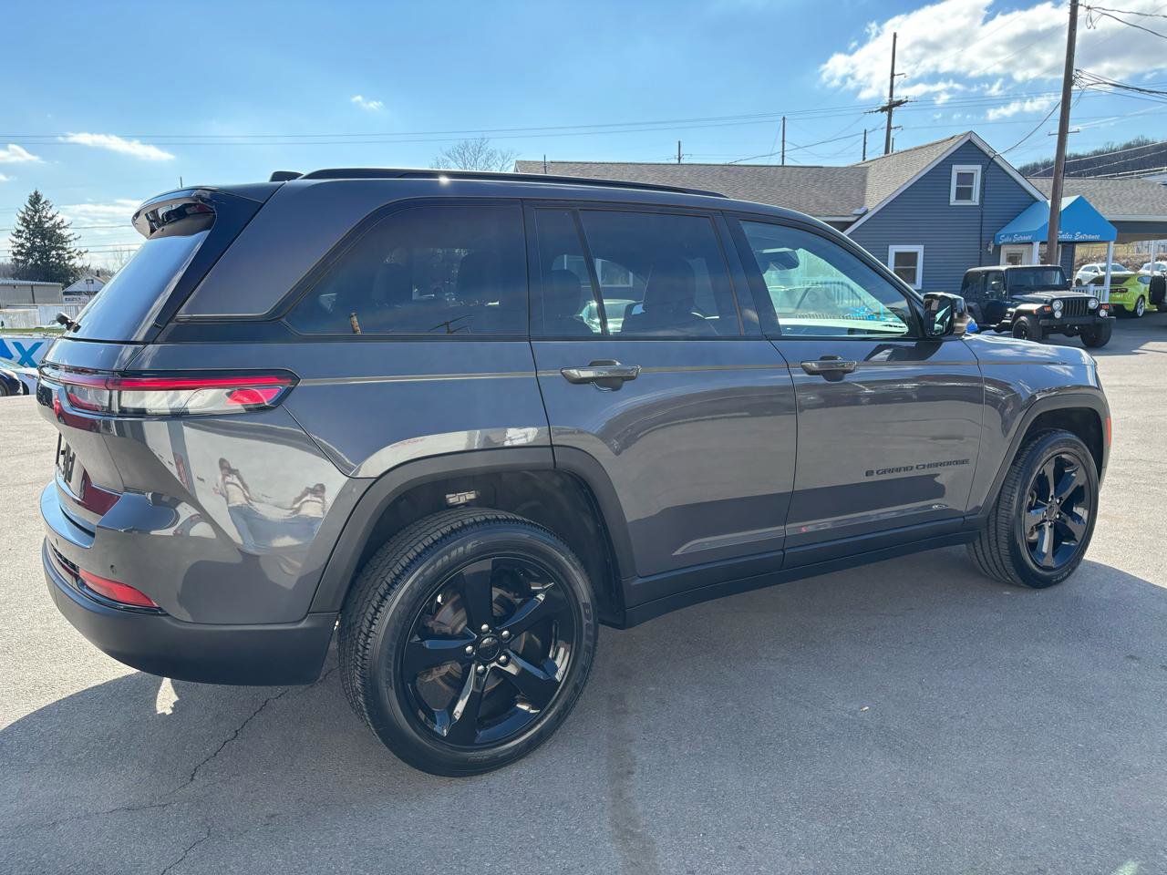 Used 2024 Jeep Grand Cherokee Altitude AWD/4WD image 5