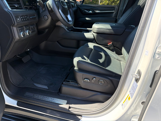 Used 2024 GMC Yukon XL Denali w/ Advanced Technology Package AWD/4WD image 9