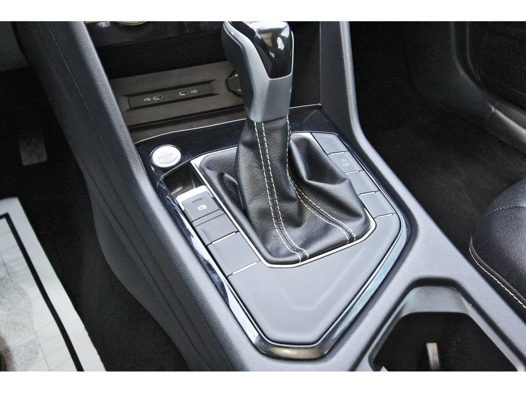 Used 2023 Volkswagen Taos SE w/ Panoramic Sunroof Package FWD image 29
